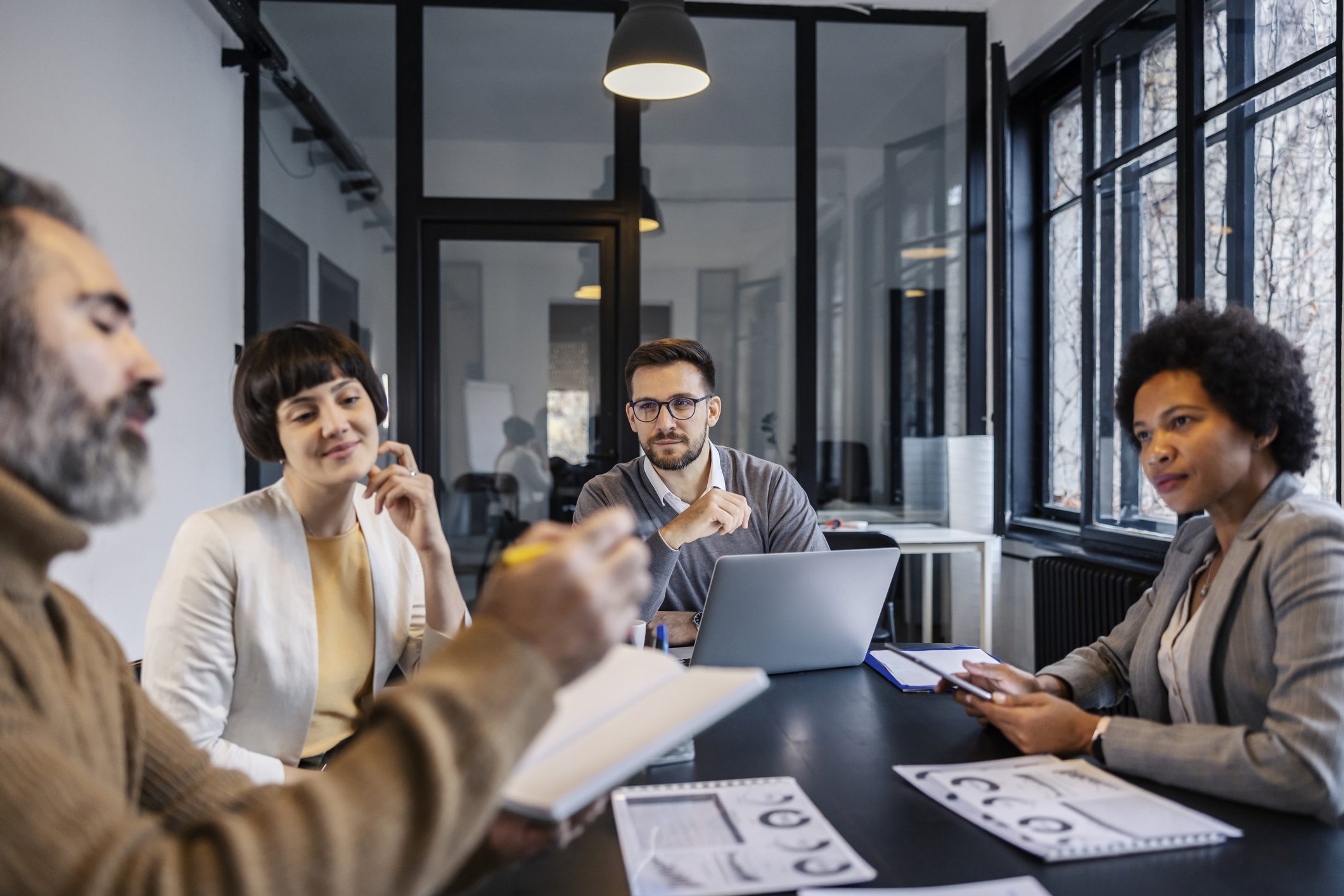 Consultant accompagnant une équipe hôtelière dans le déploiement d’un logiciel complexe hôtelier