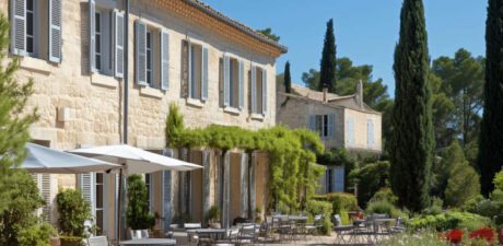 Hôtel resort de luxe en Provence avec terrasse extérieure, jardin paysager et bâtiment en pierre